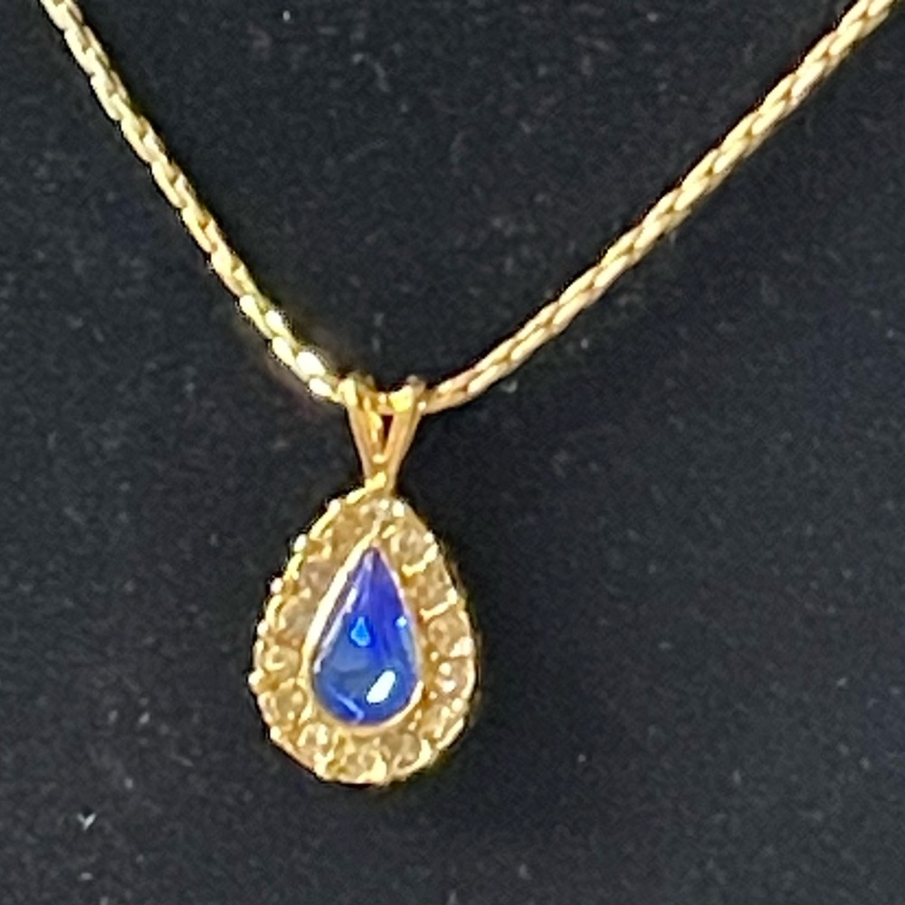 Avon Vintage Pendant with a Sapphire Blue Stone - Picture 3 of 7